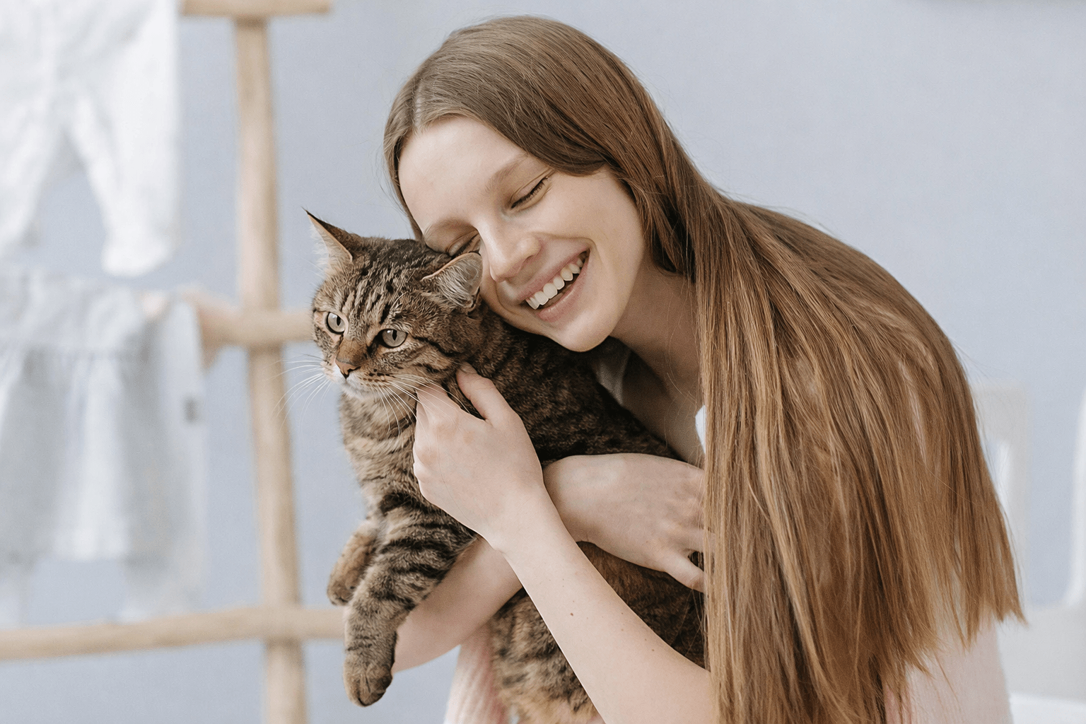 Frau spielt mit ihrer Katze zu Hause